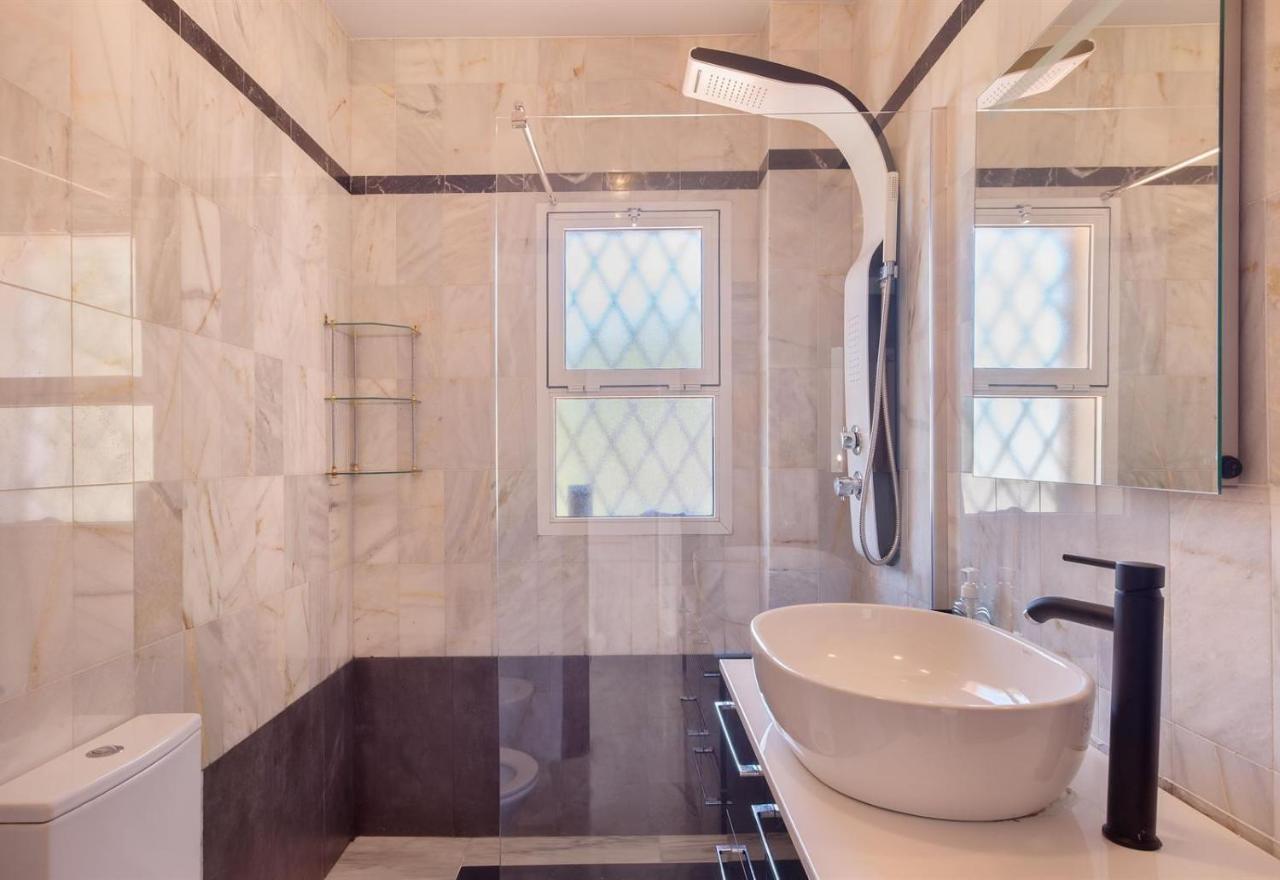 Villa Domus Vesta Marbella Bagian luar foto